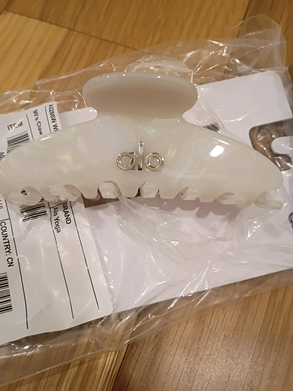 ALO Yoga 90's Claw Clips in White Pearl and Brown Tortoise - Picture 3 of 5